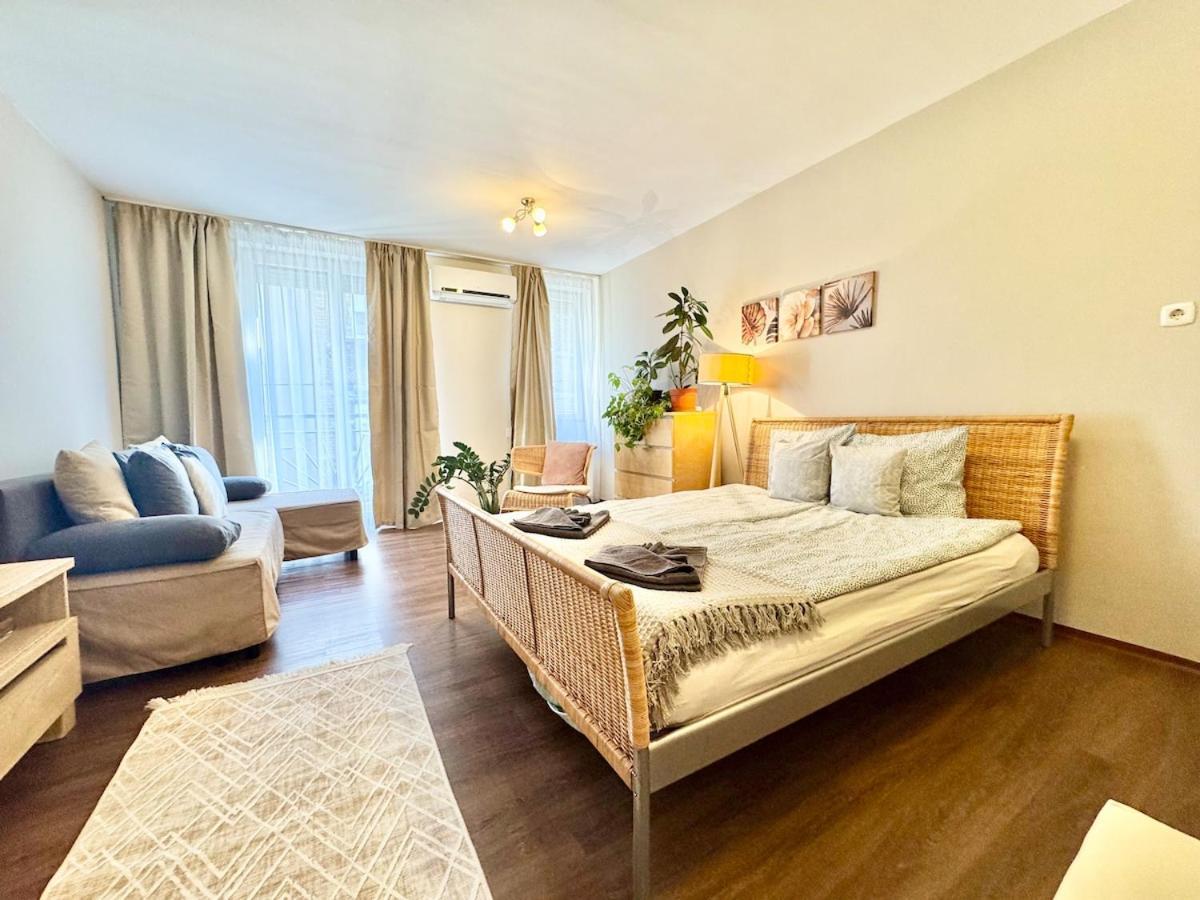 Apartment T27 *